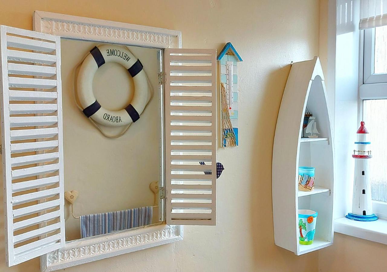 Romantic Lakeside Cottage By The Beach! With Super Cosy Log Burner! The Perfect Escape To Your Home From Home By The Sea! So Relaxing - You Won'T Want To Leave! Pet Friendly! เมเบิลทอร์ป ภายนอก รูปภาพ