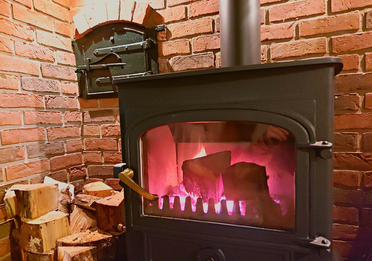 Romantic Lakeside Cottage By The Beach! With Super Cosy Log Burner! The Perfect Escape To Your Home From Home By The Sea! So Relaxing - You Won'T Want To Leave! Pet Friendly! เมเบิลทอร์ป ภายนอก รูปภาพ