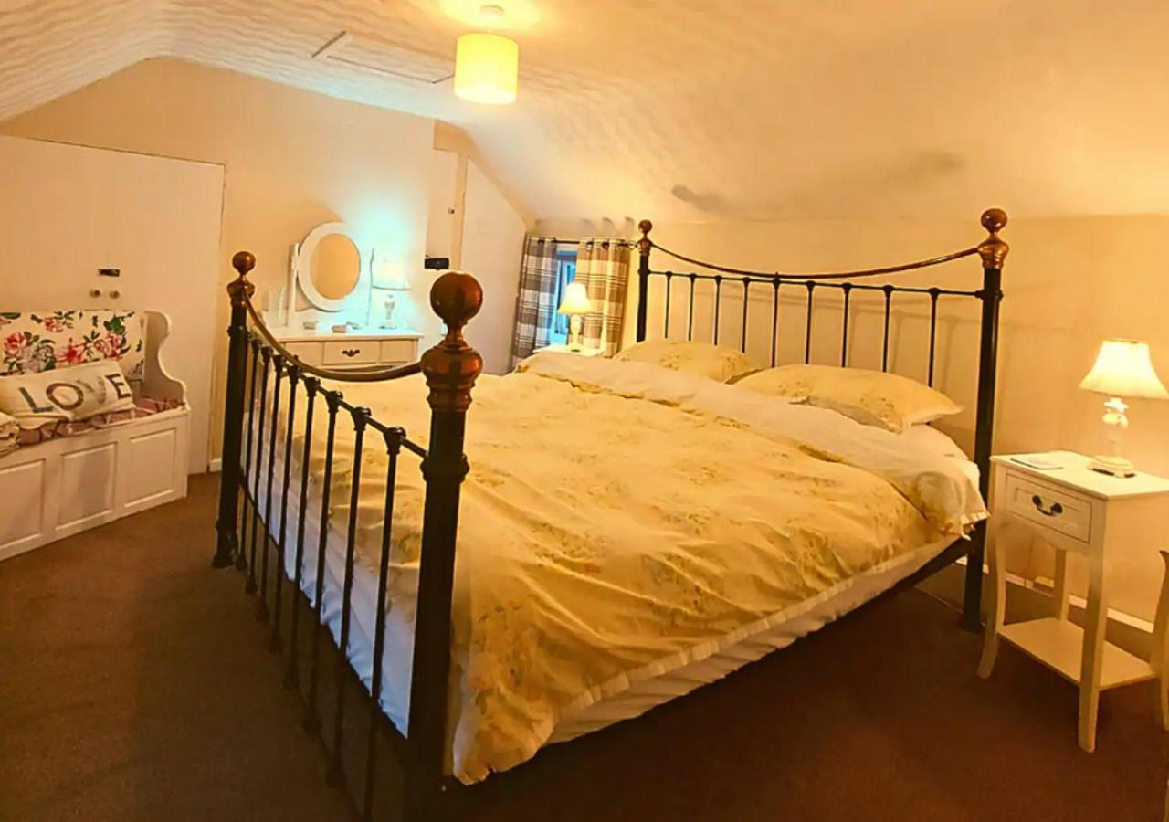 Romantic Lakeside Cottage By The Beach! With Super Cosy Log Burner! The Perfect Escape To Your Home From Home By The Sea! So Relaxing - You Won'T Want To Leave! Pet Friendly! เมเบิลทอร์ป ภายนอก รูปภาพ